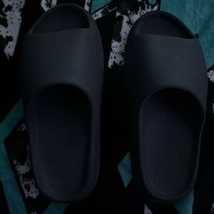 I’m selling these Yeezy slides cause I don’t wear them no more they are size 13
